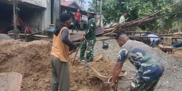 Semangat Kebersamaan: Koramil, Polsek Dan Pemcam Pasie Raja Gotong Royong Membantu Pembangunan Rumah Warga