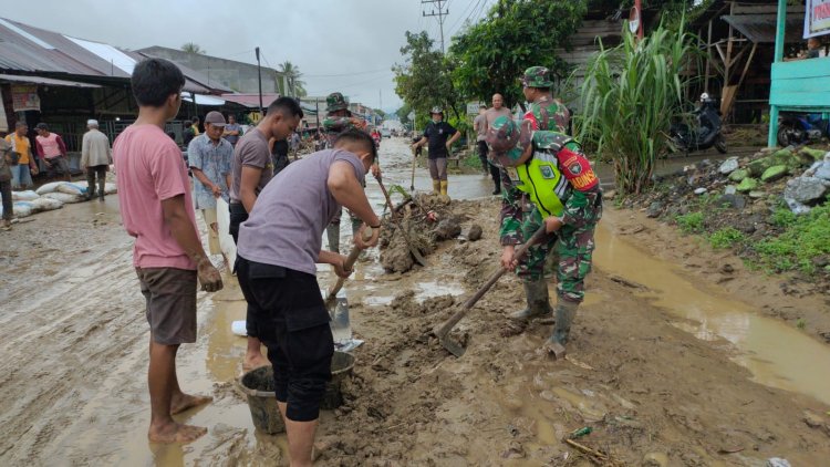 Warga dan lintas unsur di Kec.Lawe Bulan mulai bersihkan sisa banjir