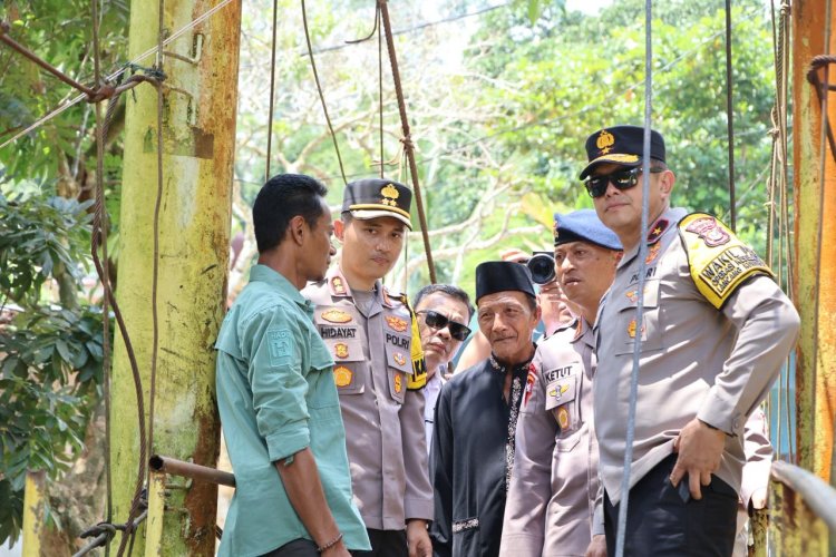 Wakapolda Riau dan Dansat Brimob Tinjau Jembatan Penghubung Dua Desa di Kuansing