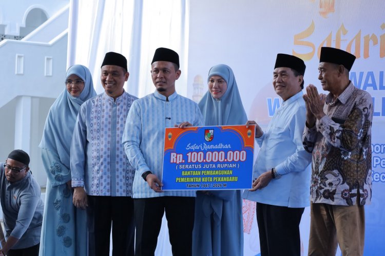 Walikota Pekanbaru Serahkan Bantuan Rp100 Juta Saat Safari Ramadan di Kulim