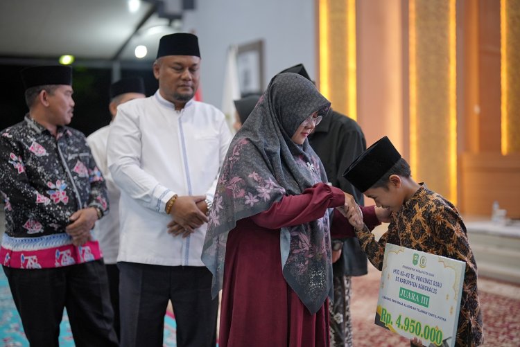 Bonus Naik 10 Persen dan Hadiah Umrah Tetap Diberikan, Bupati Afni Lepas Kafilah MTQ Siak